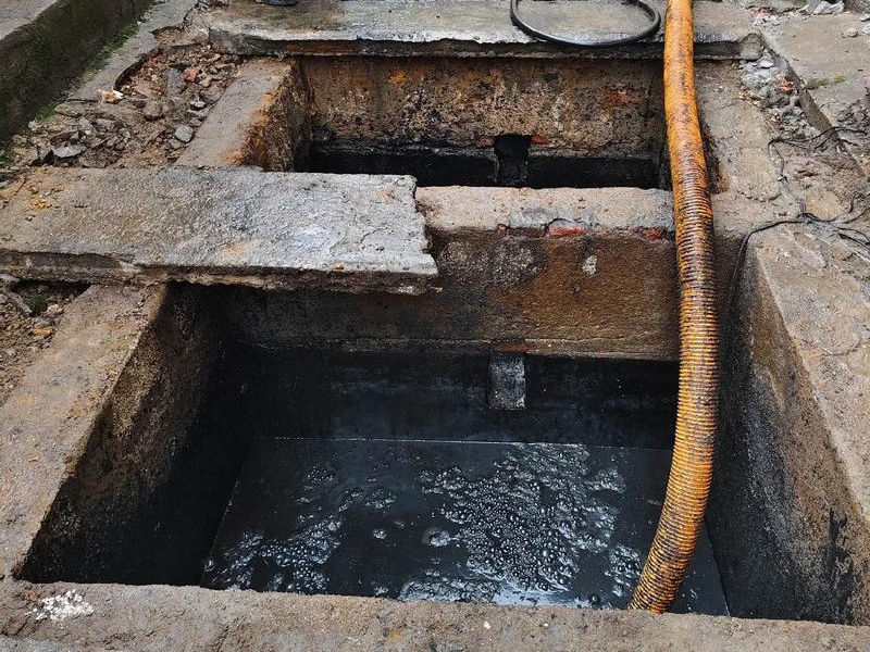 玄武湖清理化粪池